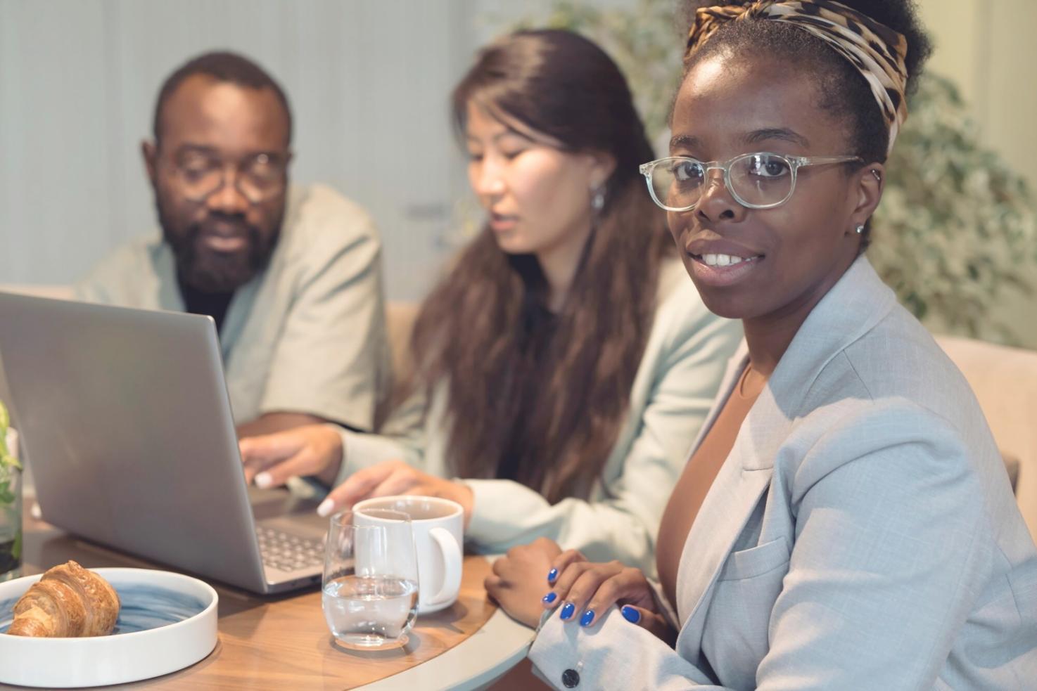 Participant en situation pratique lors d'un exercice de présentation financière