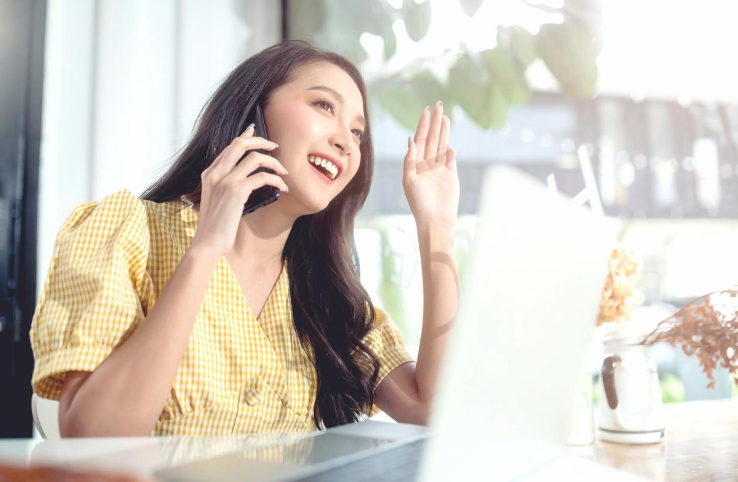 Équipe d'entreprise participant à un atelier sur la communication des données financières