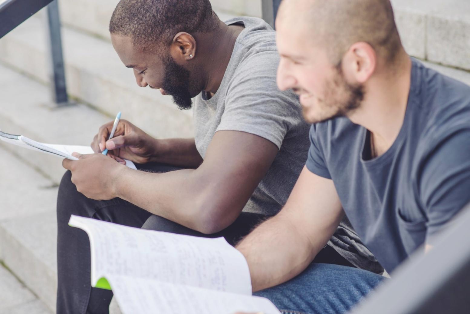 Échange entre formateur et participants lors d'une session de formation en communication financière