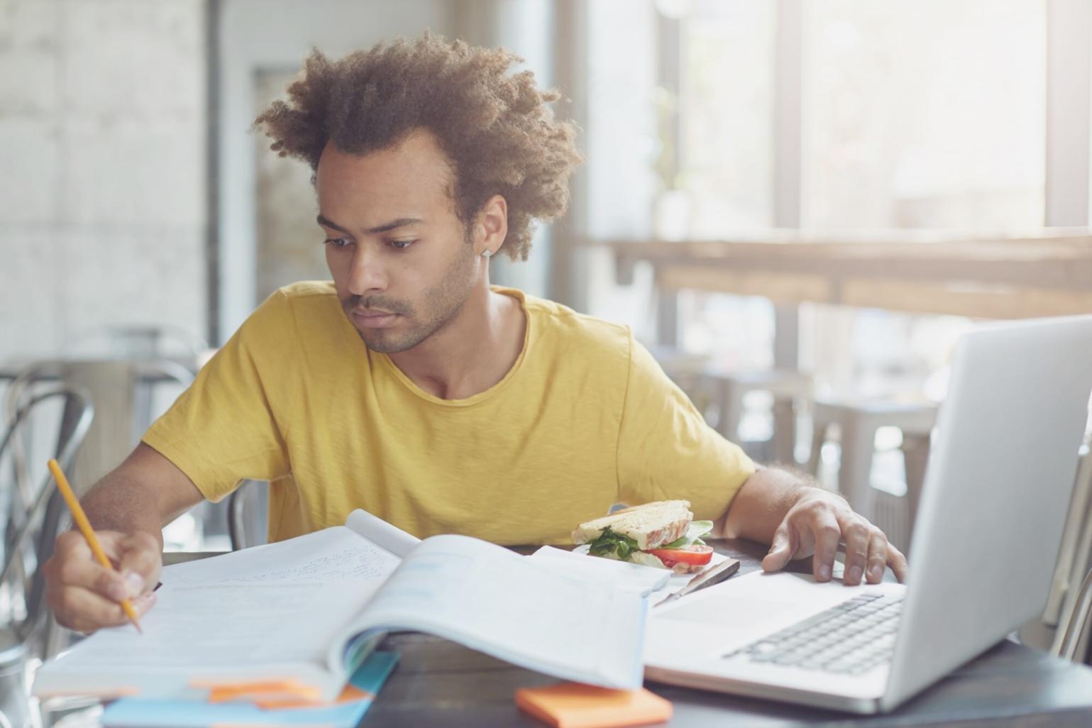 Espace d'apprentissage adapté avec différentes configurations pour styles d'apprentissage variés